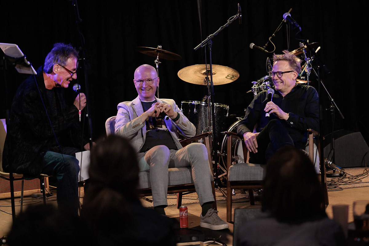 Aril Rønsen i samtale med Dag Inge Fjeld og Espen Aas fra NRK.